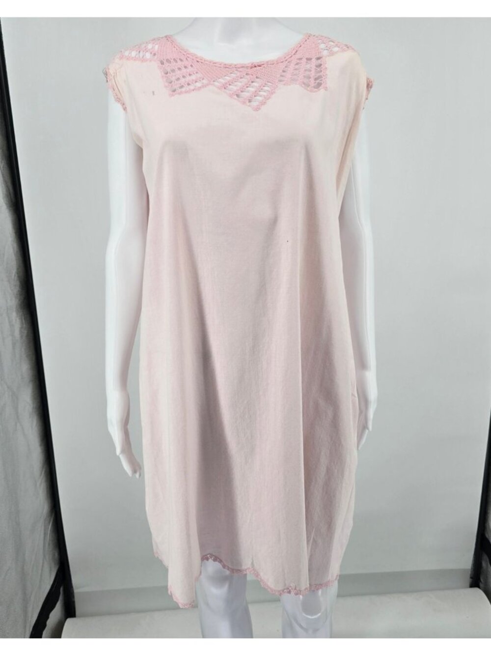 Antique 1920s Handmade Pale Pink Crochet Lace Yoke Cotton Chemise (XL)